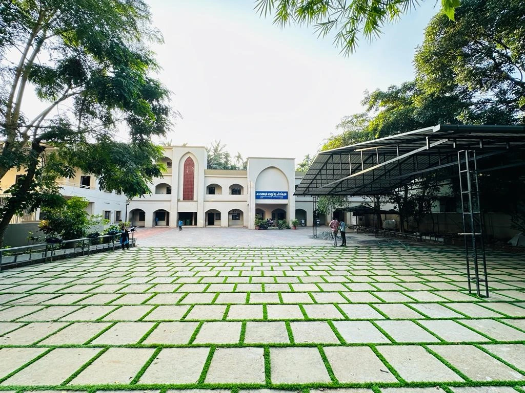 Pathways and Walkways Grass | Meckavo India